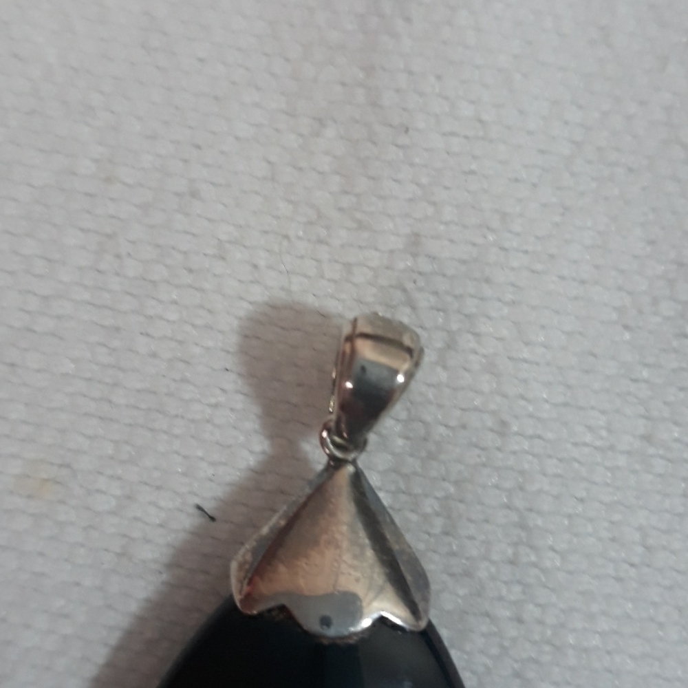 Sterling marquisite holding black onyx pendant - Picture 4 of 5